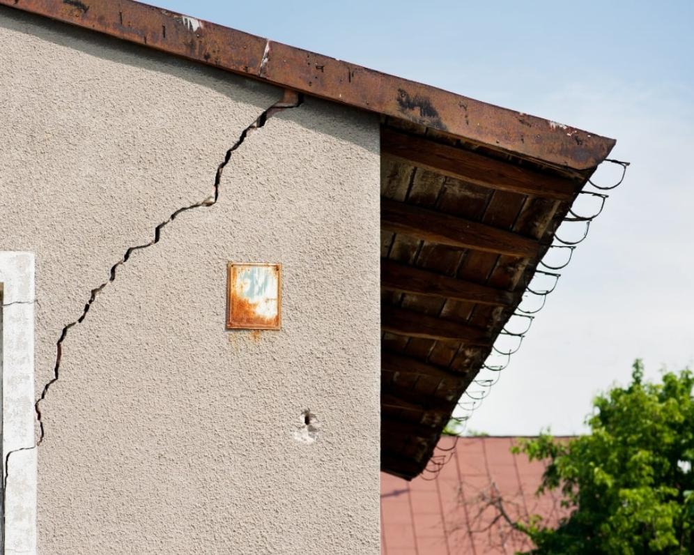 Skryté vady na nehnuteľnosti: kedy máte nárok na odstúpenie od zmluvy a kedy na zľavu z ceny?